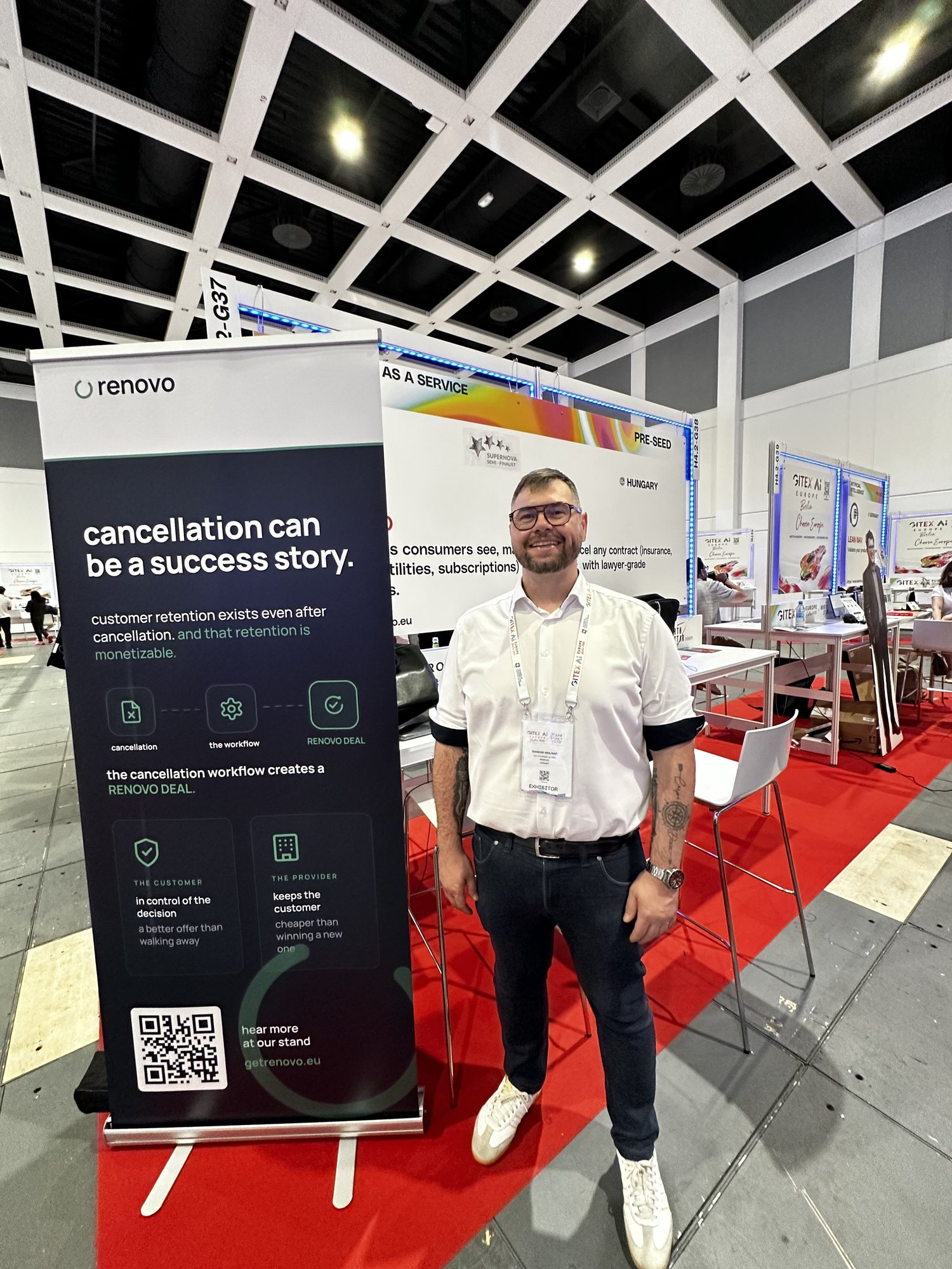 Sándor Molnár, Gründer, steht lächelnd an einem Messestand auf der GITEX AI Europe 2026 in Berlin.